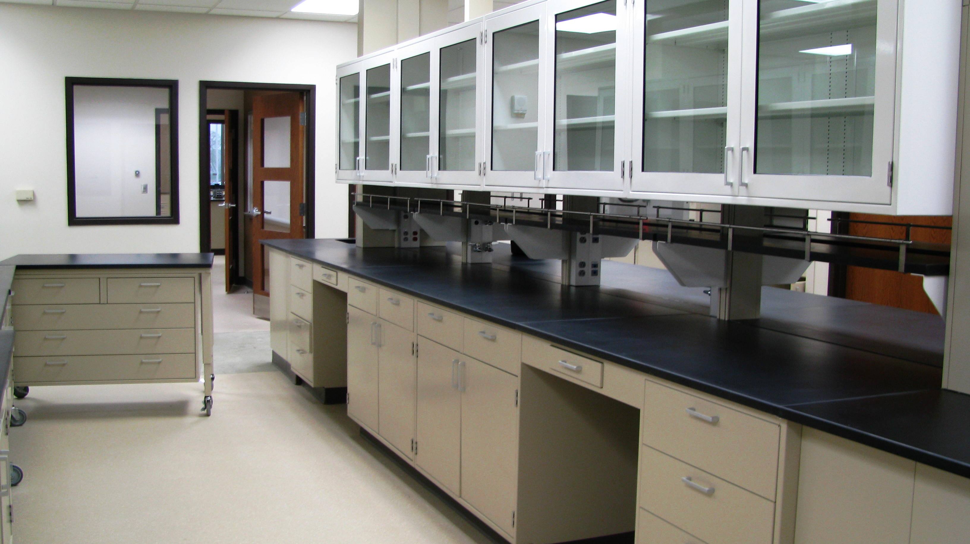 Frederic & Mary Wolfe Center - Phamacy Reserach Lab