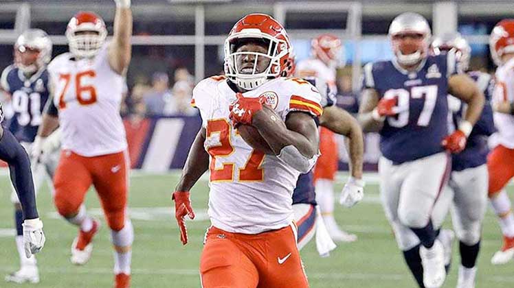 Photo of Kareem Hunt running against the New England Patriots
