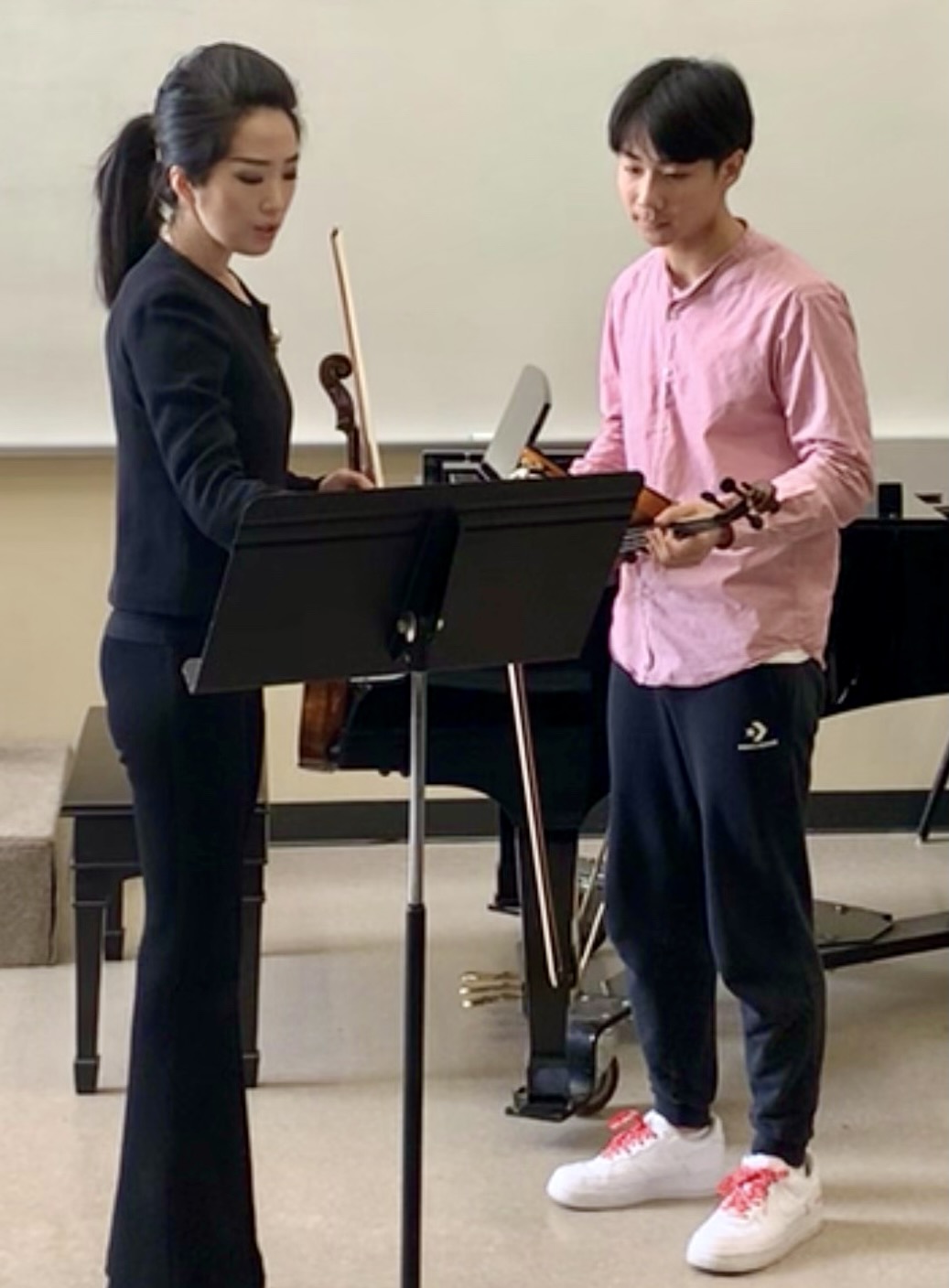 violin lesson photo of Sophie Tang coaching a student