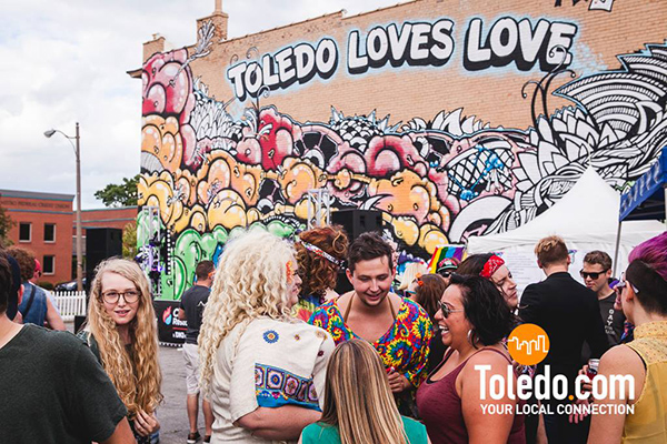 Mural on building that reads Toledo Loves Love