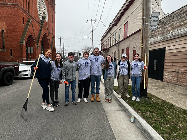 engineering leadership institute students in the steets of toledo doing comunity service