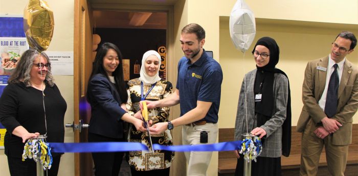 College of Graduate Studies staff cutting ribbon to new graduate student lounge