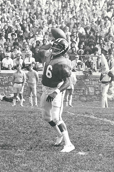 Chuck Ealey throwing football