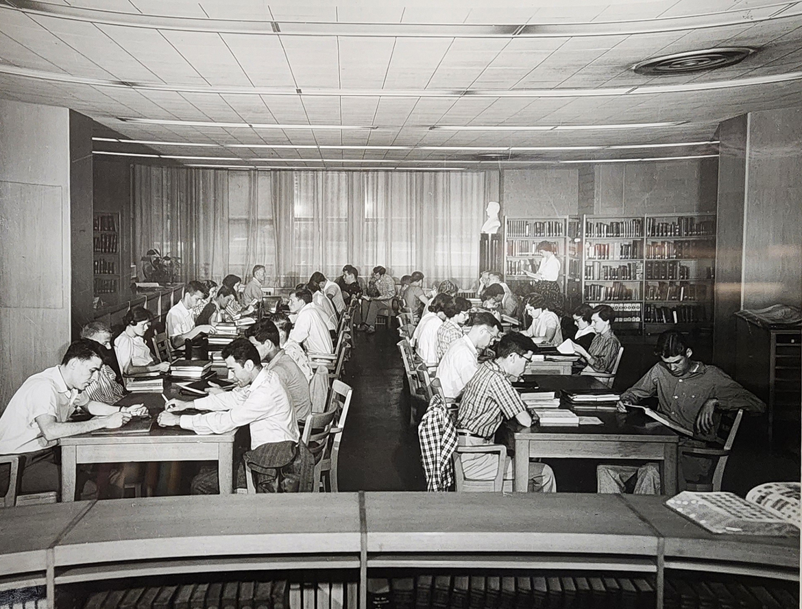 Photograph documentating the crowded conditions in Gillham Hall