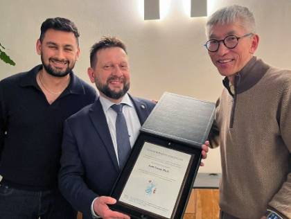 Dr. Kam Yeung receiving RKIP award