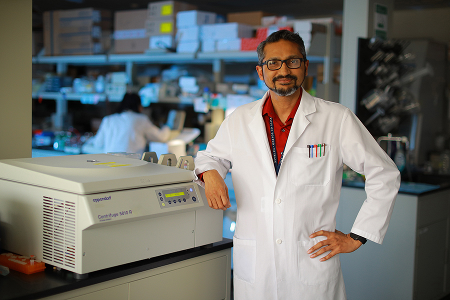 Dr. Saurabh Chattopadhyay, associate professor in the Department of Medical Microbiology and Immunology (MMI), in his lab.