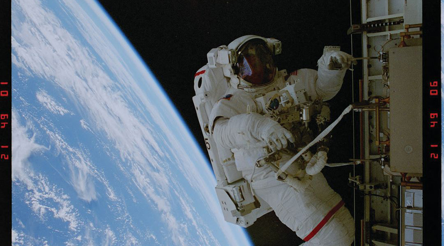 Scott Parazynski outside of the Shuttle Atlantis and Russian Space Station Mir in 1997. Photo: NASA