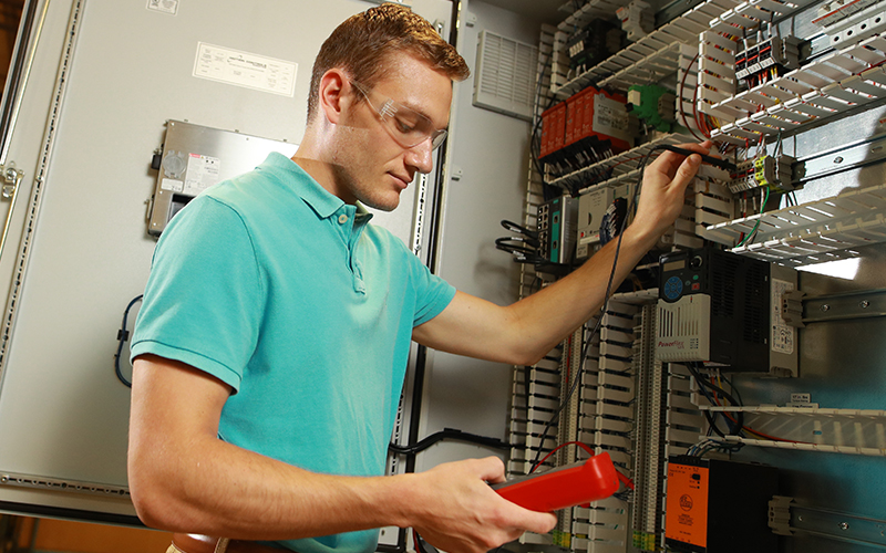 man reads results produced on device connected to a computer monitor with the use of small cable attatchments