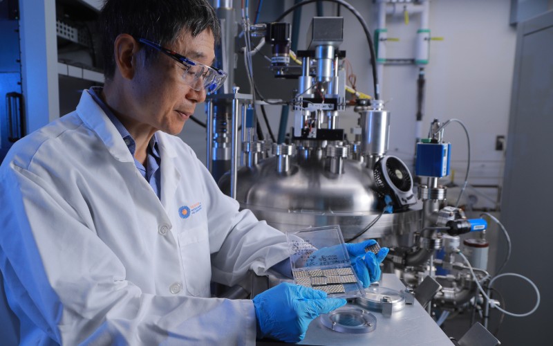 UToledo Yanfa Yan in lab
