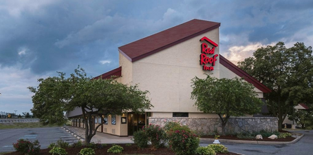 Image of the exterior of the Red Roof Inn in Toledo Ohio