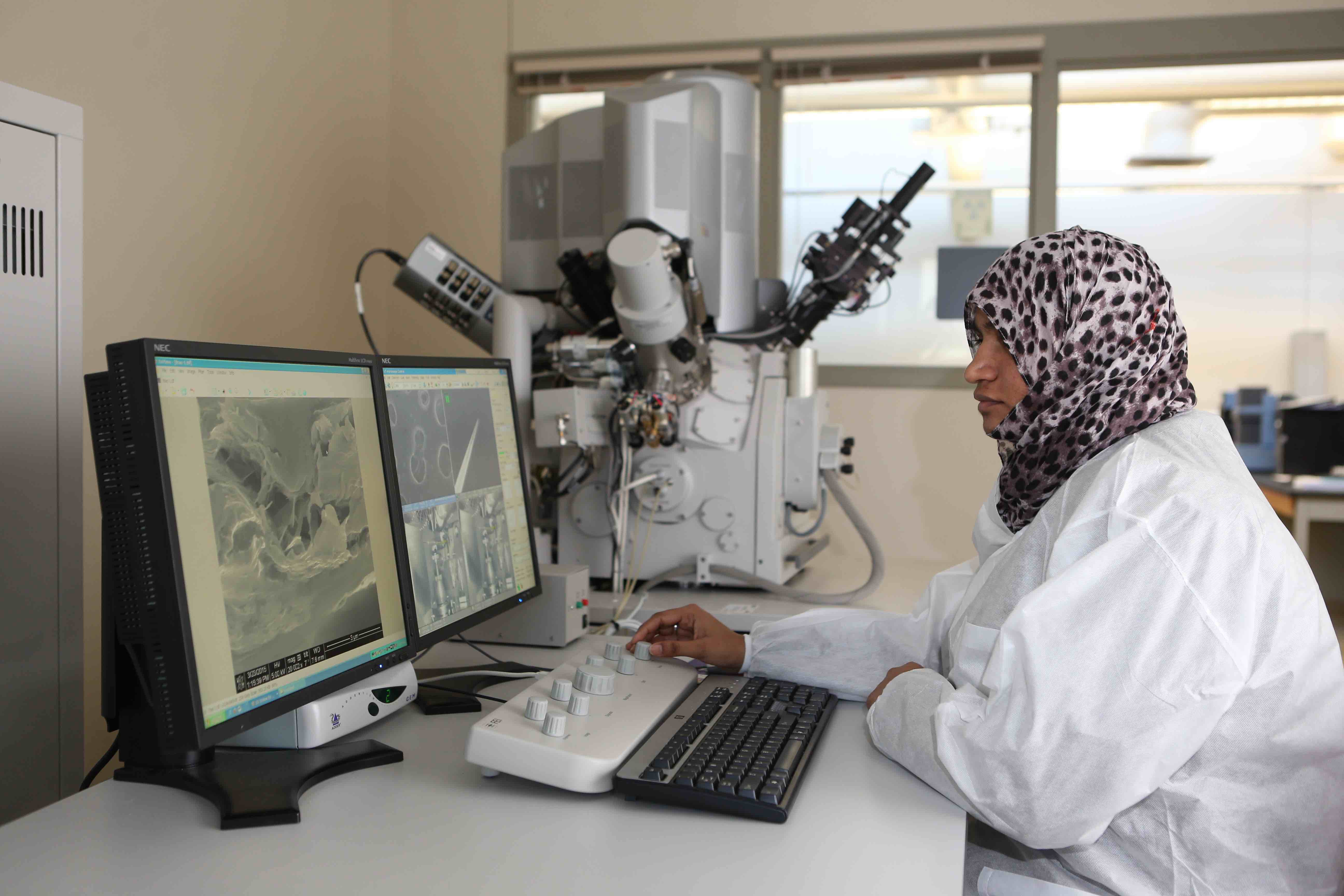 Image of a woman sitting at a computer in the electron microscope lab Electron Microscope Lab
