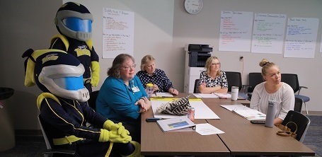 Rocky and Rocksy attend a seminar in a classroom